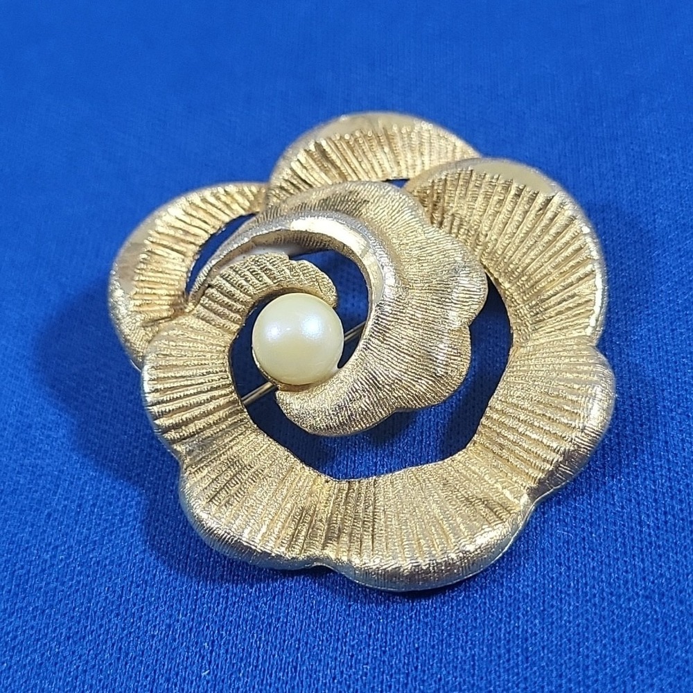 Vintage BSK Brooch Brushed Gold-Tone Rose Spiral Petal Faux Pearl Pin